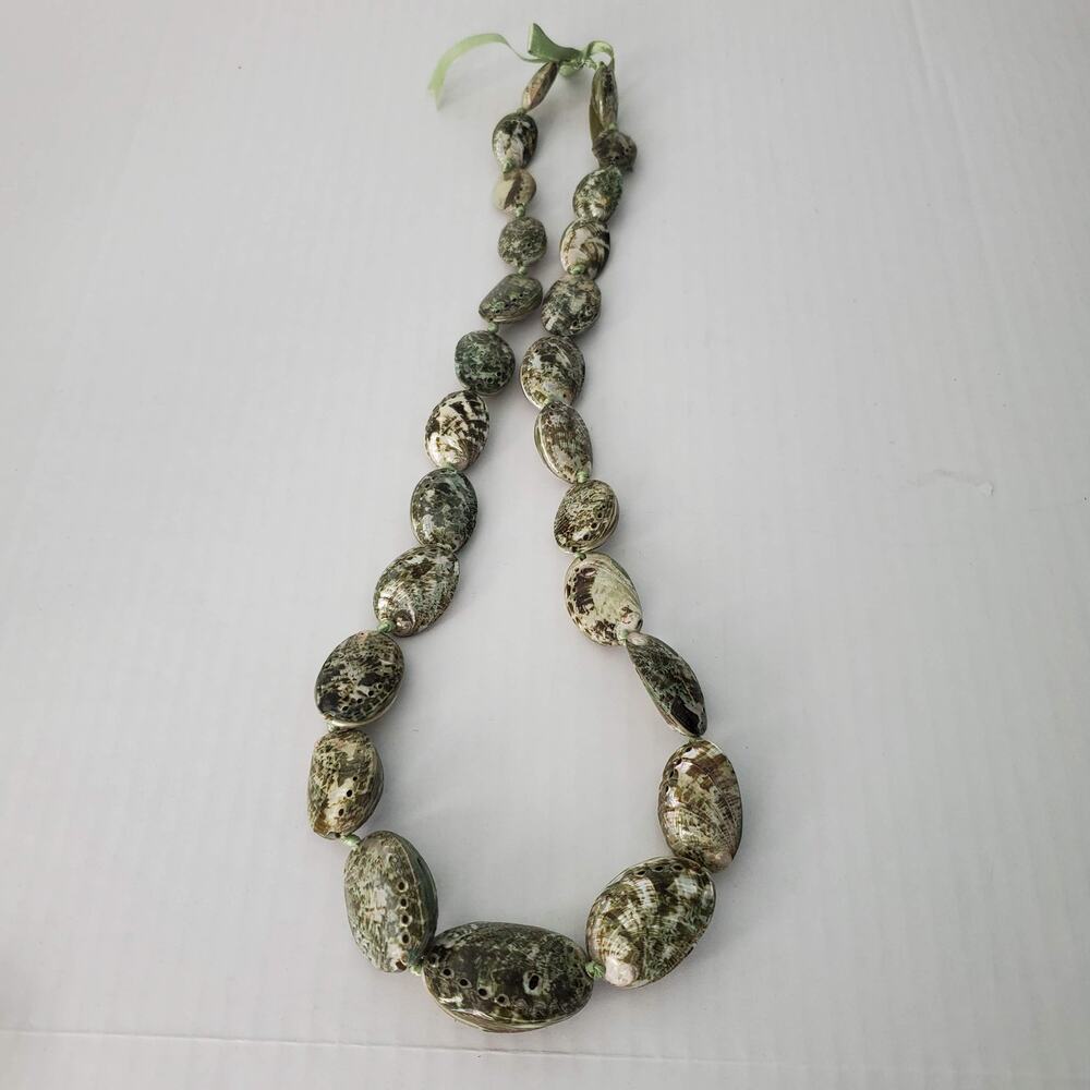 Green Shell Necklace - Picture 4 of 7